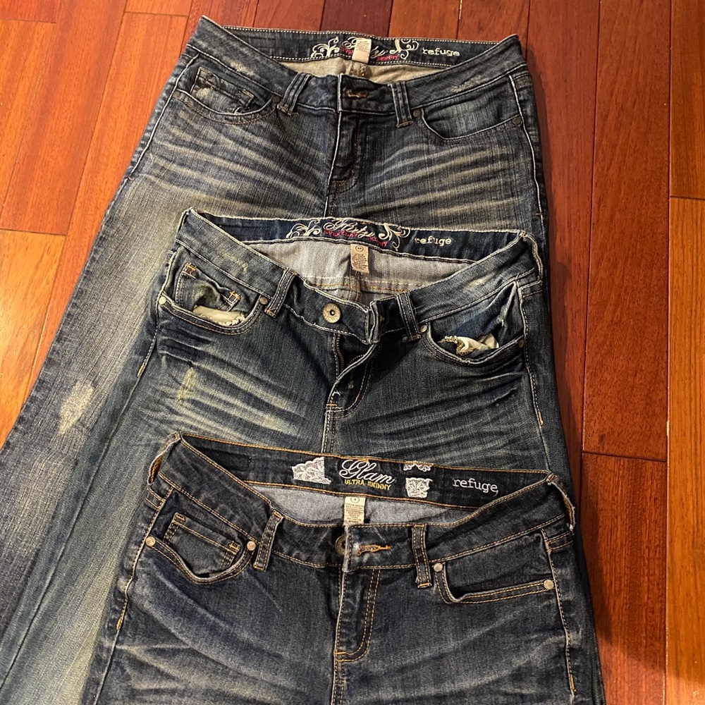Lot of 3 Refuge distressed skinny jeans - size 8